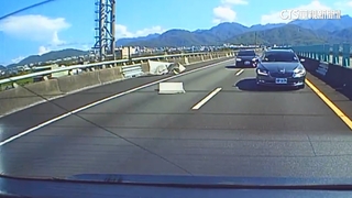 行駛國道飛來橫禍！　車遭鐵片砸中維修費達35萬