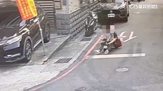 驚險！　2童騎電動玩具車穿梭車陣　民眾驚：大人呢？