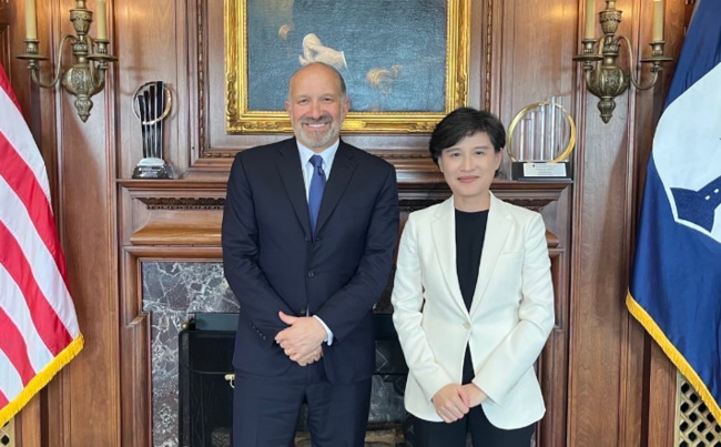 吳子嘉爆「鄭麗君視訊談關稅」　行政院公布合照駁斥：強烈譴責造謠行徑 | 華視新聞