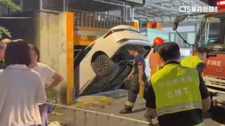 嚇！　停車升降梯故障突下墜「車倒頭栽」　駕駛一度受困