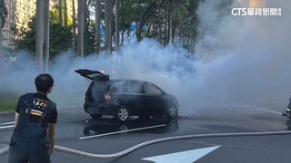 休旅車故障引擎蓋冒煙　4人驚逃中途「折返搬貨」