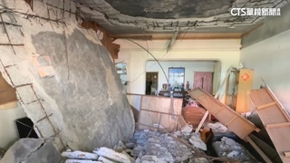 民宅樓頂板水泥整片崩塌　技師會勘：樓上裝修載重增