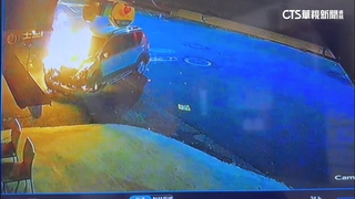 疑油管脫落！兩車撞擊引擎蓋竄火　男駕駛驚險逃生