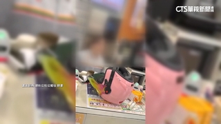 疑發生糾紛！超商店員下跪道歉　女客人嚇壞.網熱議