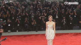 艾瑪史東LV禮服驚豔全場　新片首映獲六分鐘掌聲