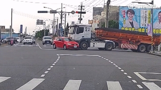 轎車外側車道左轉硬切！　遭砂石車撞90度旋轉