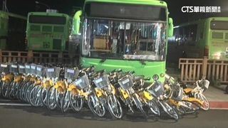 疑操作不當！　客運滑行衝出柵欄　撞倒30輛YouBike