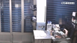 賊擅闖工廠誆「遭人追殺」　偷錢遭屋主撞見奪門逃