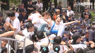 民眾黨「走讀」爆衝突　黨工「踩上警肩膀」突破人牆