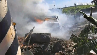 轎車疑失控自撞護欄！衝進農田後起火　3人逃出