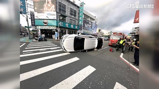紅燈亮起疑未注意　女駕駛追撞前車側翻幸運輕傷