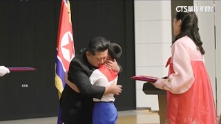 金正恩接見陣亡將士家屬　彎腰親吻擁抱男童