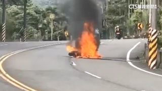 疑打滑自摔！　台3線重機燒成火球　騎士擦傷送醫