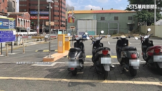 無視公權力？機車整排違停堵住停車場口　離警局僅50m