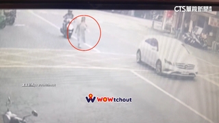 婦走車道遭騎士撞飛　警初判雙方均有肇責