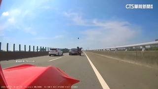 跑車高速切道擦撞重機　騎士險摔.物品噴飛控肇逃