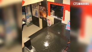 樓上消防系統故障漏水？　驚！台南200坪書店「泡水」
