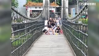 外籍客「老吊橋放煙火」嗆店家說的　消防局：若違規最重罰15萬