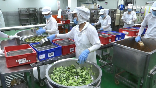 廚房阿姨請吃飯、偷塞錢助學！　男孩多年後報恩　2.9萬人看完噴淚 | 華視新聞