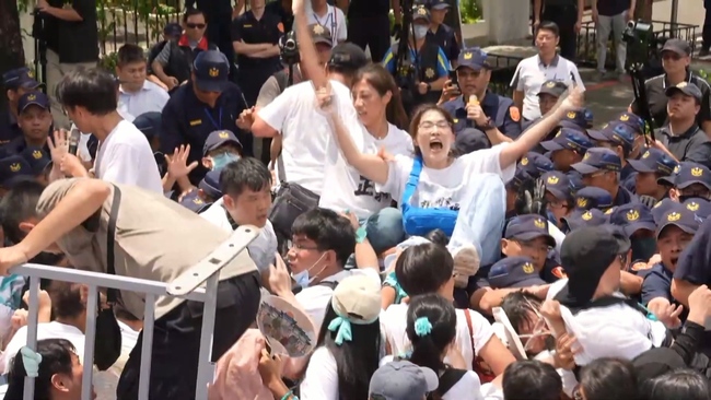 民眾黨「走讀」釀8警傷　總統府：從來沒任何修法可攻擊警察 | 華視新聞