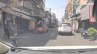 高雄鳳山肉圓名店前停車亂象　車輛占道臨停擋路