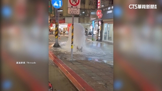 趕工釀禍！　吊車撞斷消防栓　自來水狂噴半小時