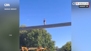 美遊樂園驚險一幕　男孩走在30米高軌道嚇壞人