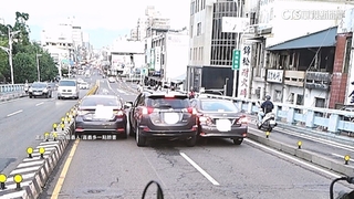 嘉義「嘉雄陸橋」3車碰撞堵死車道　在地人：怎開的？
