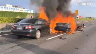 國道賓士高速追撞起火　18歲男受困燒成焦屍