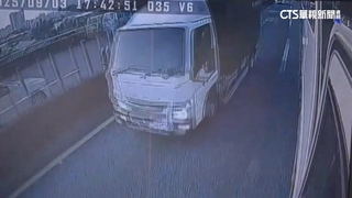 快道驚魂！台中葳格校車遭貨車擦撞　學生飽受驚嚇