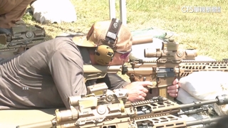 美防長視察國內基地　一時技癢真槍實彈練射擊