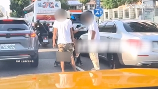 疑不滿機車鑽縫！　貨車堵路在車陣中吵架　挨罰1200元