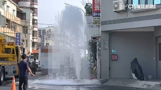 台南公車失控衝撞民宅.消防栓　路口噴3公尺水柱