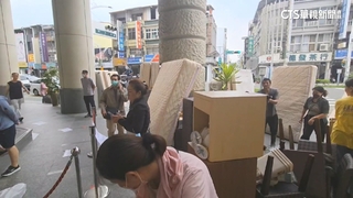 飯店翻新辦特賣會　寢具.用品百元起　民眾搶購