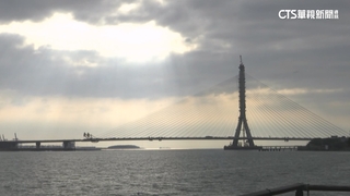 淡江大橋完工後將成新地標　遊客訪淡水合照留念