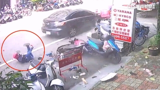 轎車「飛彈式」撞飛女外送員　再衝撞普渡棚架