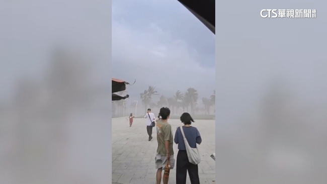 中元節巧合？　旗津颳強風街道霧濛濛　攤販：非首次 | 華視新聞