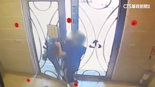 通緝犯社區中庭遇警逃回家　警方破門逮人