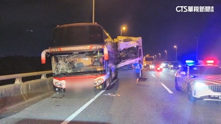 國道10號嚴重車禍　聯結車撞遊覽車2人送醫