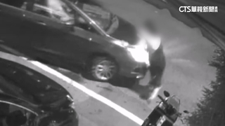 女趴引擎蓋摔落　男友未減速輾斃逃逸落網