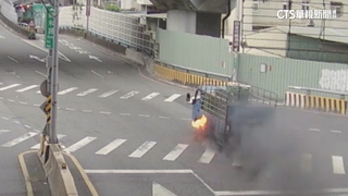貨車起火「駕駛一路開」　民眾嚇壞急喊聲提醒