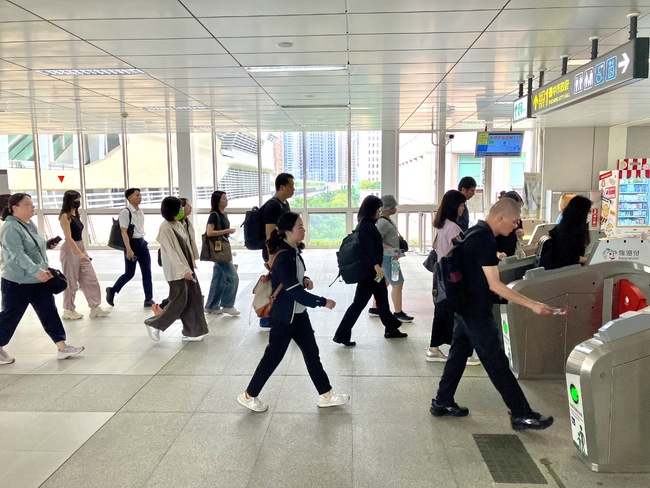 雙人來回機票領獎期限將屆　台中捷運急尋幸運兒 穿著、進出站曝光 | 華視新聞