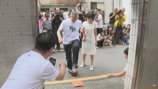 柯文哲交保後抵達新竹老家！　左腳跨火爐、踩破瓦片「去霉運」