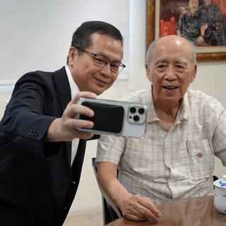 拜會「伯公」談參選黨主席理念　　羅智強：不重演2024悲劇