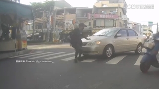 又行人地獄！轉彎車未讓行人　婦過馬路遭撞飛