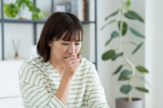 咳嗽咳不停以為感冒？　醫示警：小心肺癌找上門