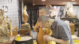 柯文哲赴佛寺祭拜柯爸　一見法師秒相擁