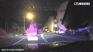 竊嫌偷怪手開上路拒檢　竟操作鏟斗欲攻擊警