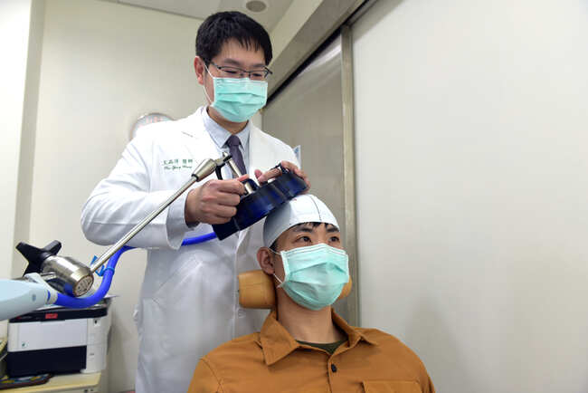 青壯年自殺率升高！　「rTMS治療＋心理諮商」改善憂鬱情緒 | 華視新聞