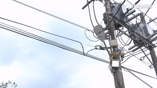 17噸貨車勾電線卡路中　承載櫃子過高駕駛急求助